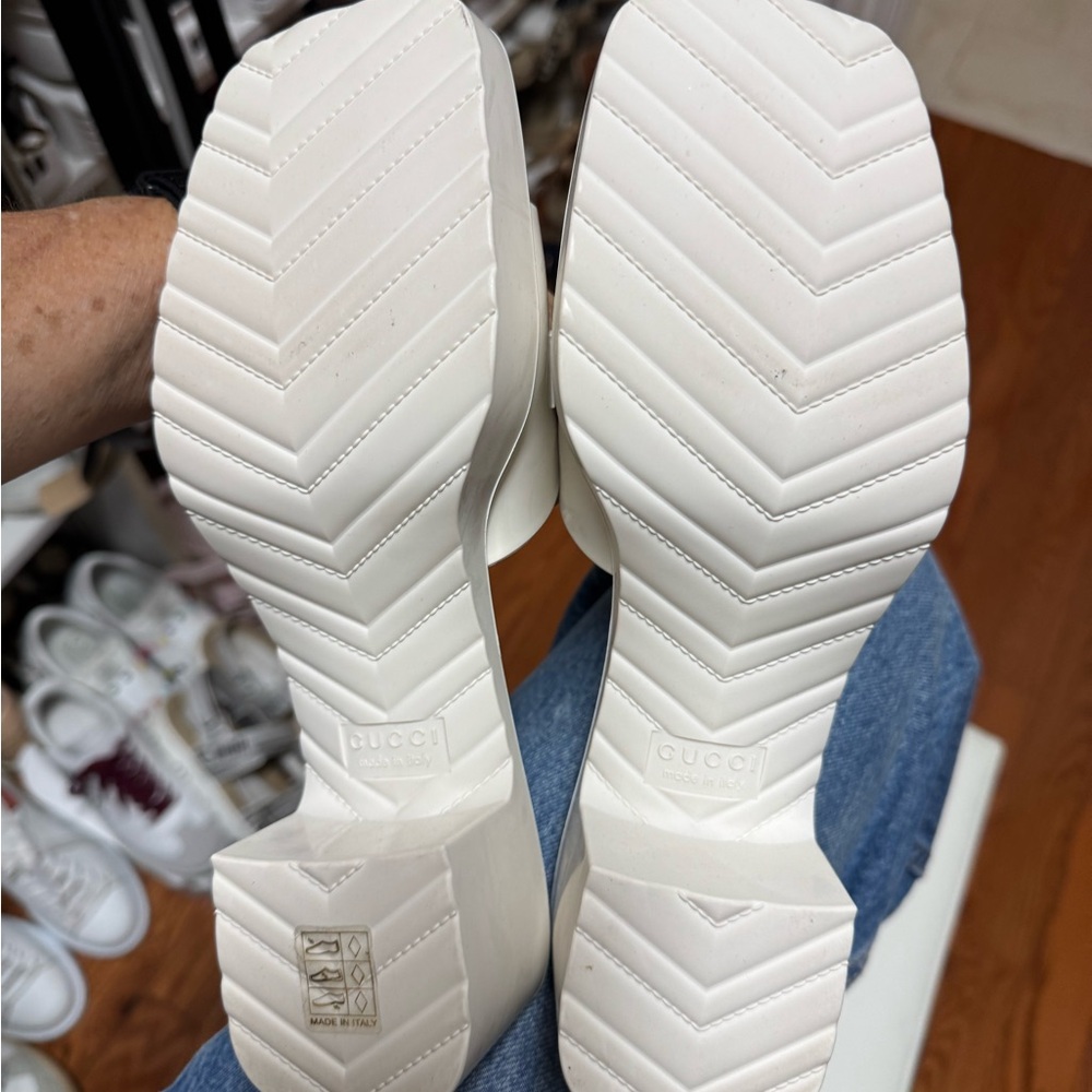 Gucci White Sandals with Textured Rubber Finish - Picture 2 of 2